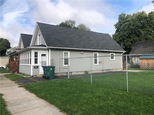Building Photo - 458 Campbell St