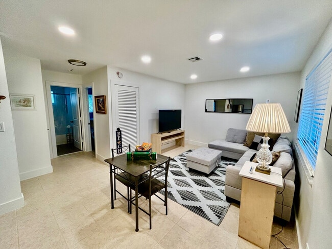 Building Photo - 401 SE 23rd Ave Unit ID1221994P