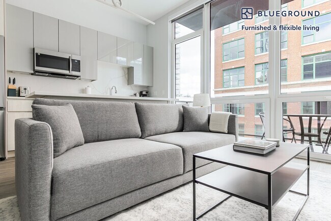 Building Photo - 812 W Adams St Unit FL5-ID1253