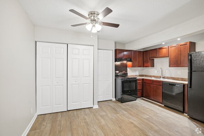 Remodeled B2 2BR, 1.5BA - 860SF - Dining/Kitchen - Somerset Apartments
