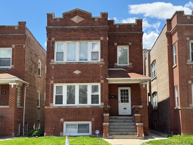 Building Photo - 2252 N Laramie Ave