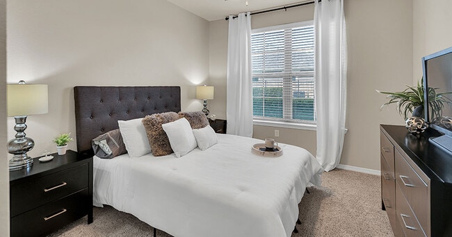 Photo - Retreat at Fremaux Town Center Apartments