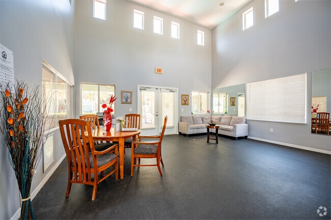 Clubhouse - Oak Chase Apartments