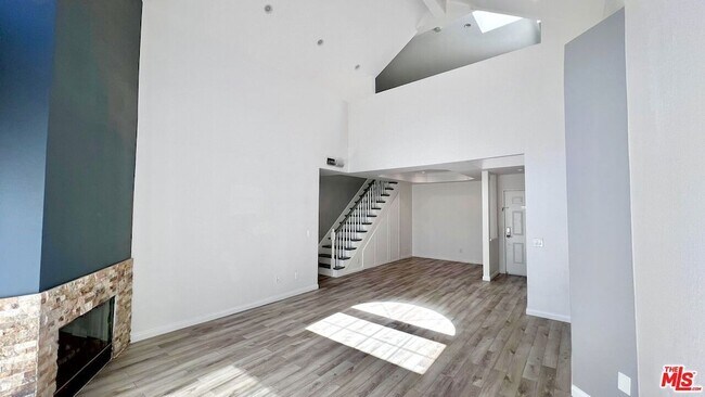 Photo - 5420 Sylmar Ave