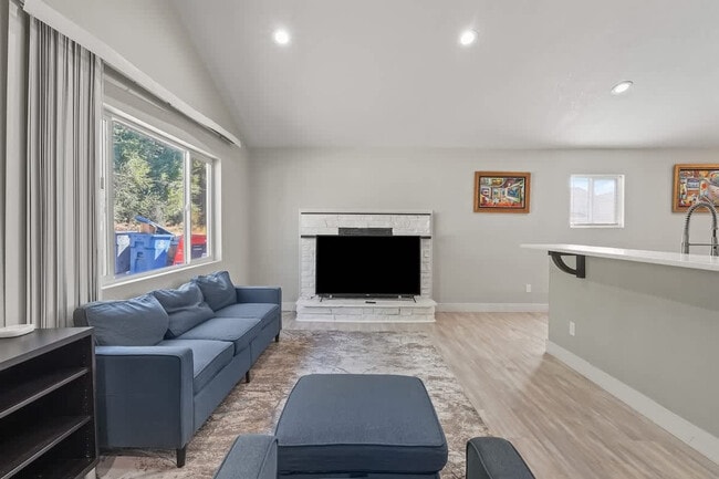 Photo - 1001 N Shamrock St Unit SI ID1460940P