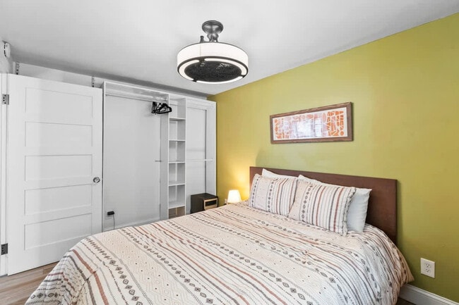 Photo - 2737 College St Unit SI ID1578465P