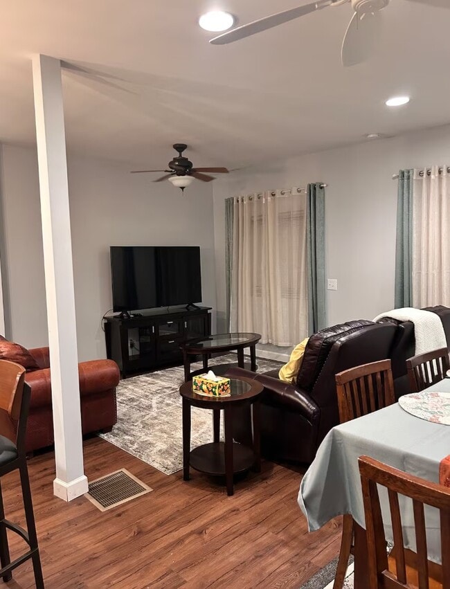 Photo - 1211 W 6th St