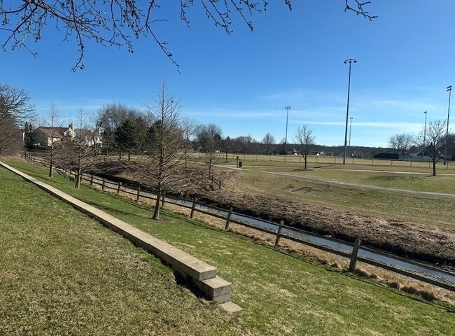 Photo - 633 W Streamwood Blvd