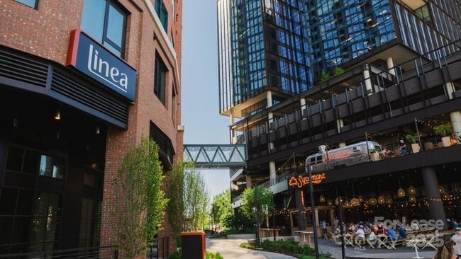 Building Photo - 2161 Hawkins St Unit 1V-P