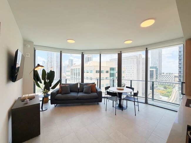 Building Photo - 121 NE 5th St Unit SI FL18-ID1505780P