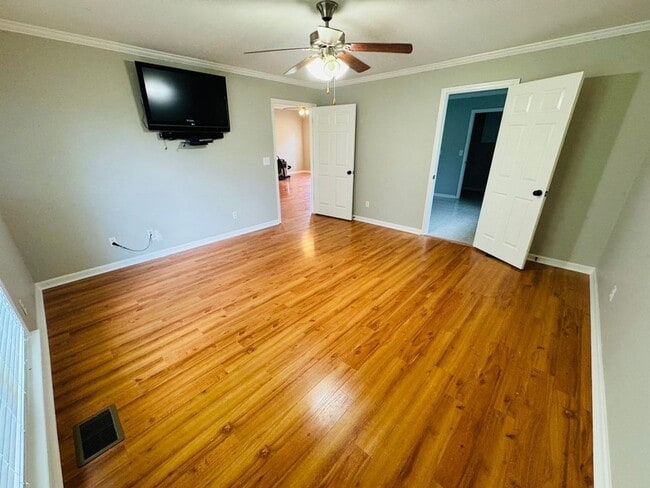 Photo - 449 Sanders Ln