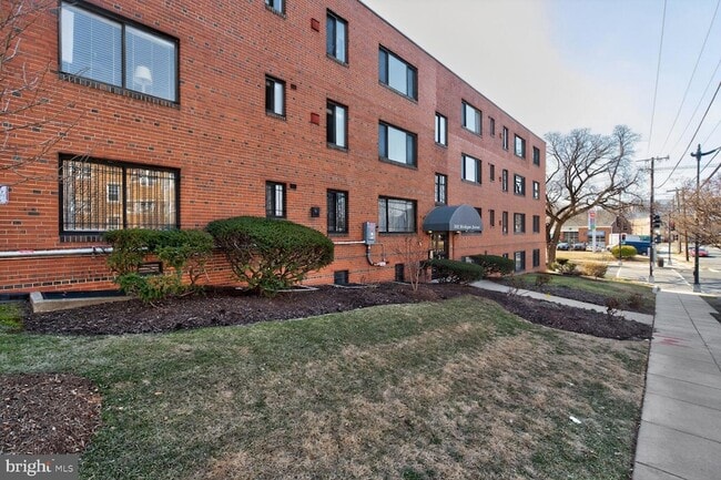 Photo - 1031 Michigan Ave NE Unit 203
