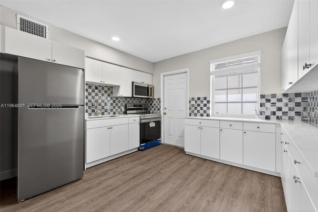 Building Photo - 11441 SW 2nd St Unit 11441