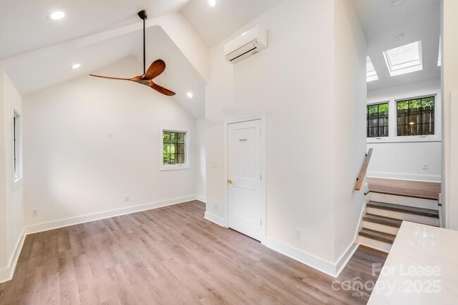 Photo - 465 W Worthington Ave