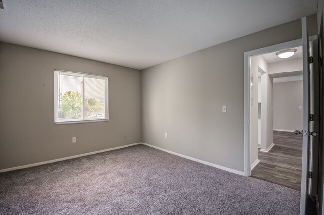 Photo - Lakeside Crossing at Eagle Creek Apartments and Townhomes