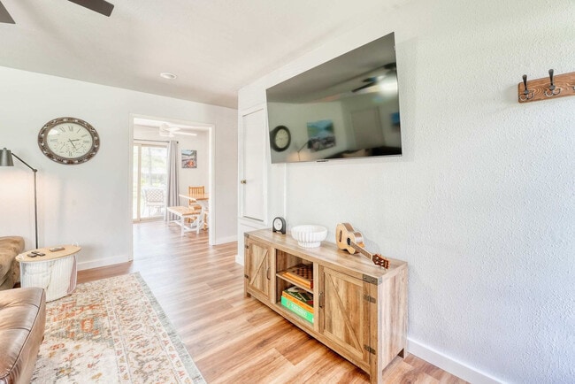 Building Photo - 1308 SE E St Unit ID1241345P