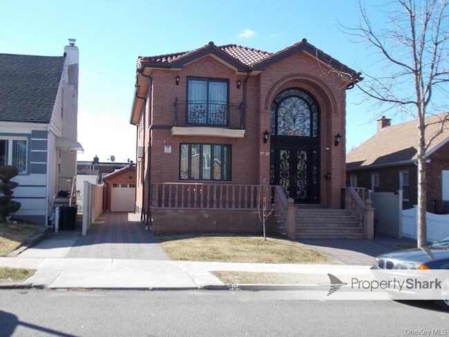 Building Photo - 57-12 157th St Unit First floor Rear