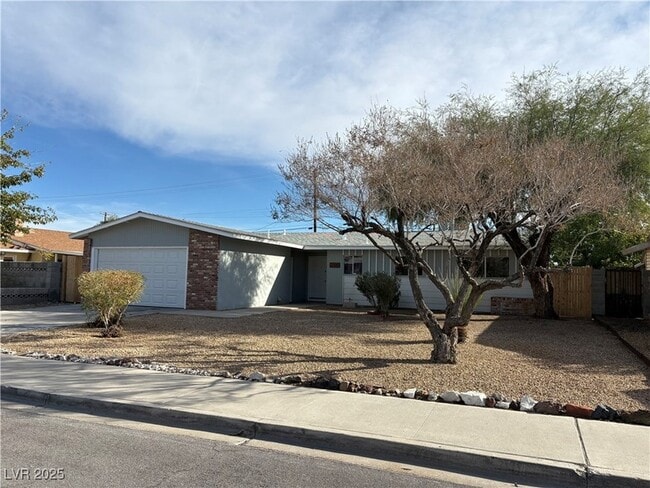 Photo - 2005 Fontenelle St