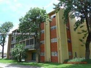 Building Photo - 3610 NW 21st St Unit 409