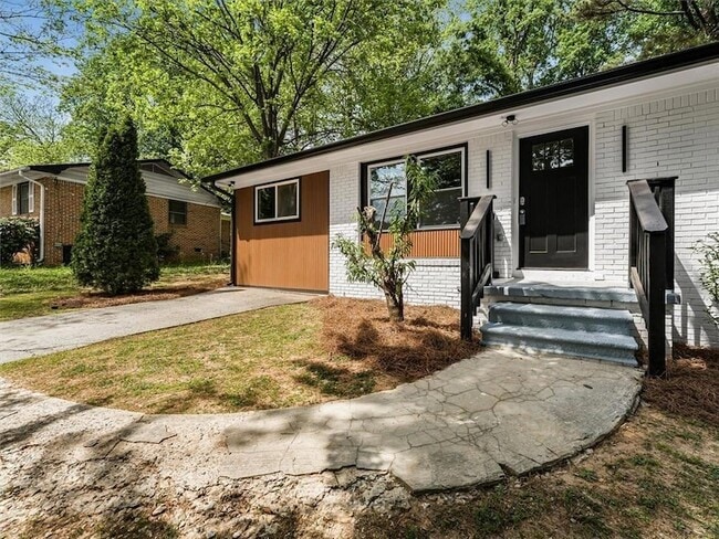 Photo - 454 Oak Dr SE