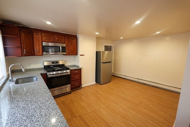 Building Photo - 61 Boylston St Unit 2