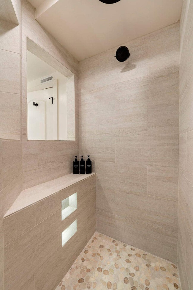 Photo - 1543 N Claremont Ave Unit ID1244946P