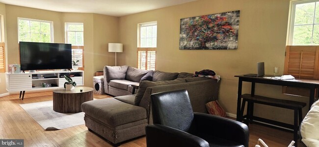 Photo - 3562 Edgemont St