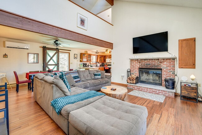 Building Photo - 5317 Woodbridge Dr E Unit SI ID1545716P