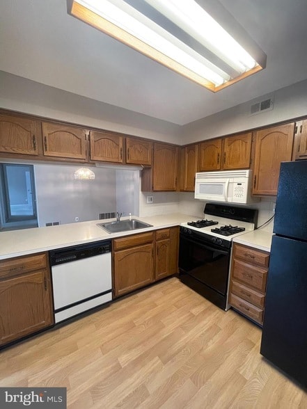 Photo - 5207A Adelaide Dr