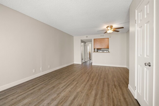 Building Photo - Chatsworth Plaza Apartments