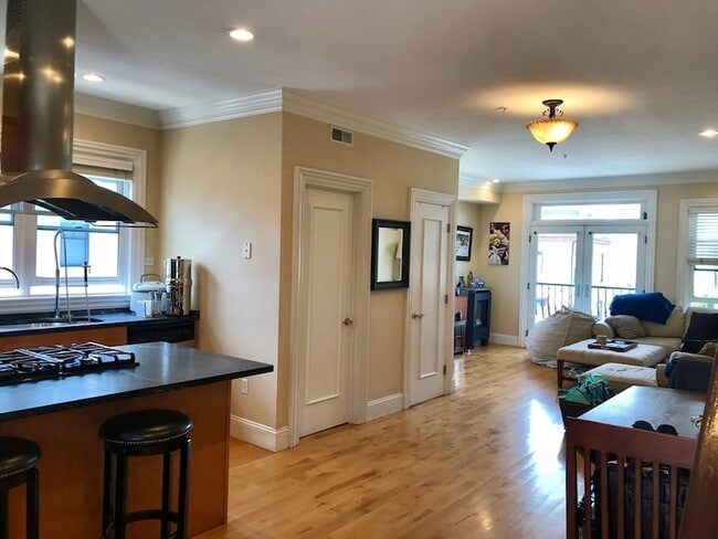 Building Photo - 360-362-362 Dorchester St Unit 3