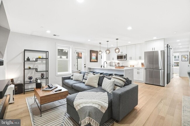 Building Photo - 616 Quebec Place NW Unit 1