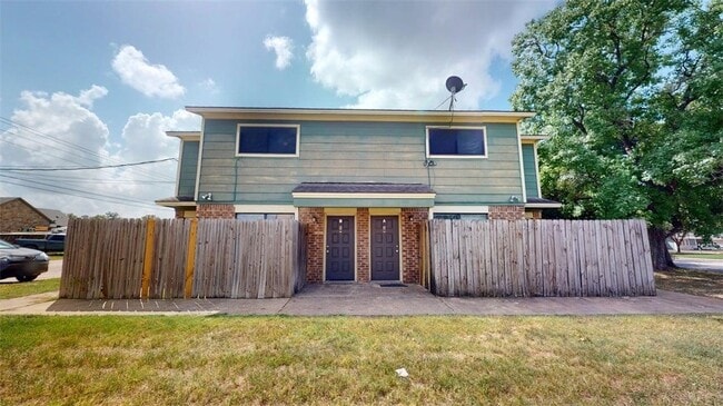 Building Photo - 2807 Longmire Dr Unit B