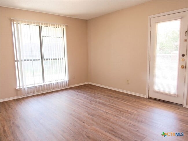 Photo - 1706 Wickfield Way