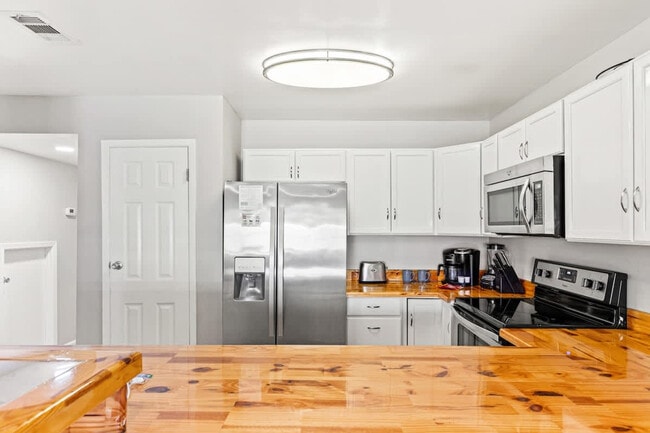 Building Photo - 5218 Beach Dr Unit ID1355001P