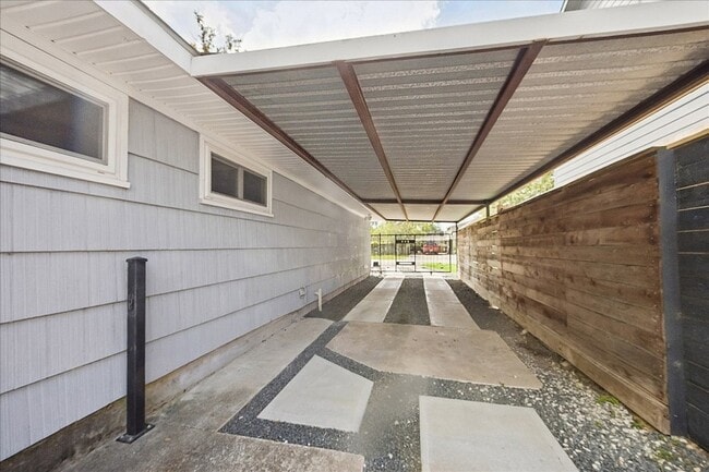 Photo - 1136 Oak Tree Dr