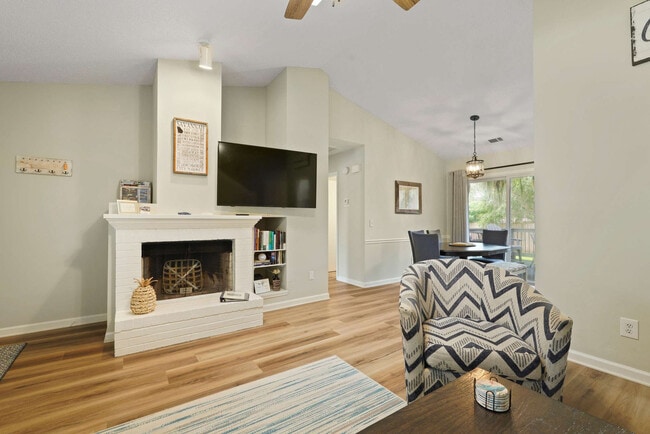 Photo - 529 Pointe S Dr Unit ID1244829P