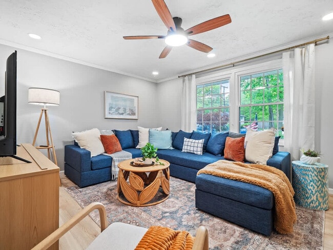 Building Photo - 5012 Hollyview Dr Unit SI ID1496126P