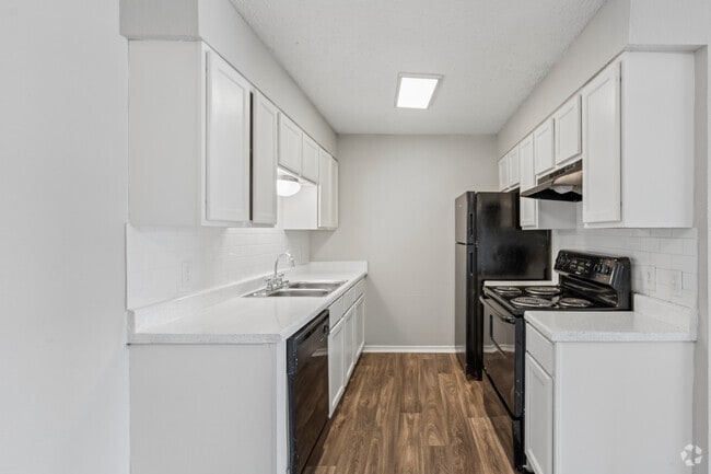 3BR, 2BA - 920SF - Kitchen - Monarch Pass