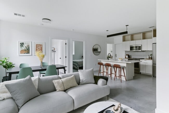 Building Photo - Capitol Living (Furnished Rooms)