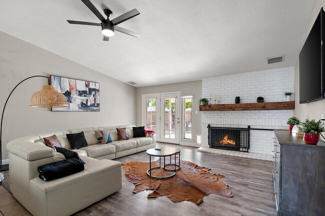 Building Photo - 4332 E Cherokee St Unit ID1244354P