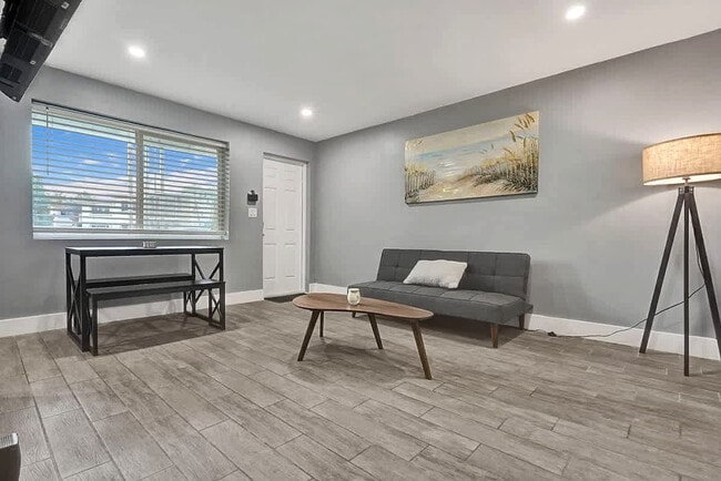 Photo - 906 N Riverside Dr Unit SI ID1503993P