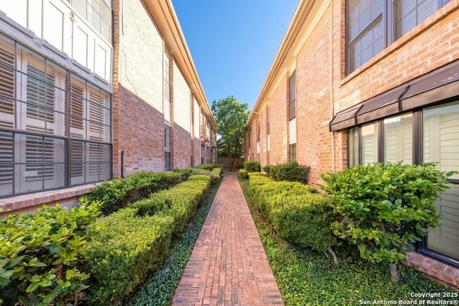 Photo - 7815 Broadway St