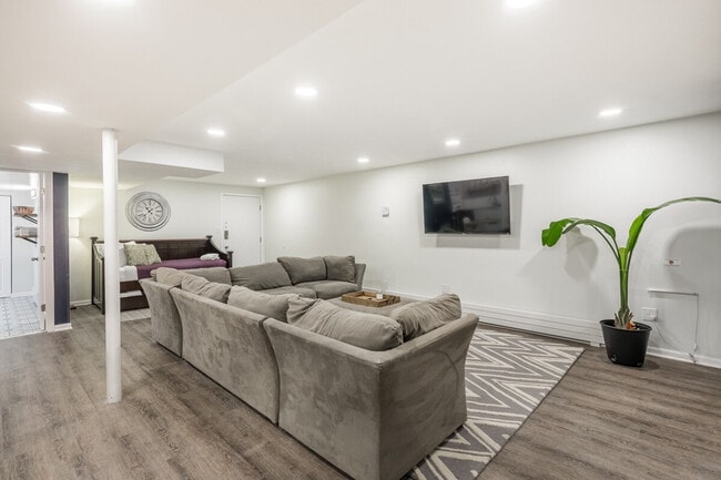Building Photo - 226 S Hoyne Ave Unit SI ID1255620P
