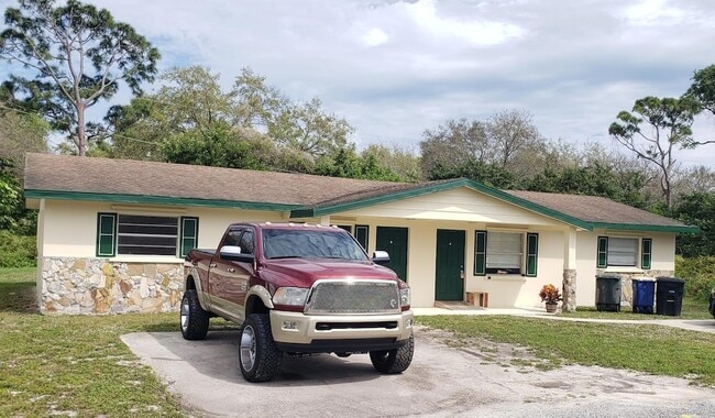 Building Photo - 802 N Lake Dr