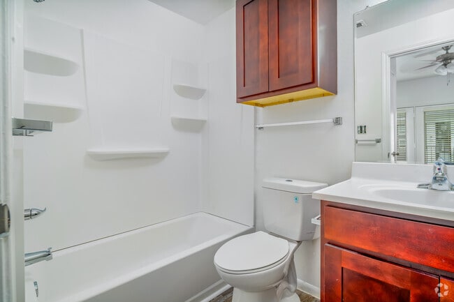 1BR, 1BA - 675SF - Bathroom - Trails at River Road (Boerne Creekside)