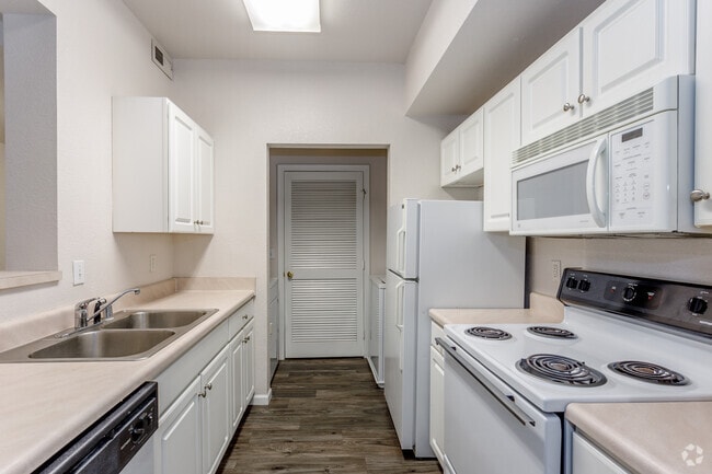 1BR, 1BA - 770 SF - Parkway Commons