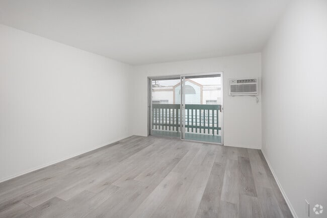 1BR, 1BA - 725SF - Living Room - 3415 Linden Ave.