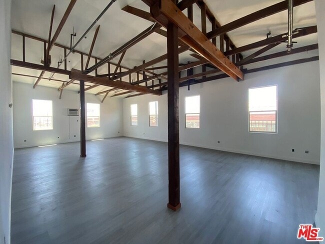 Building Photo - 726 S Santa Fe Ave