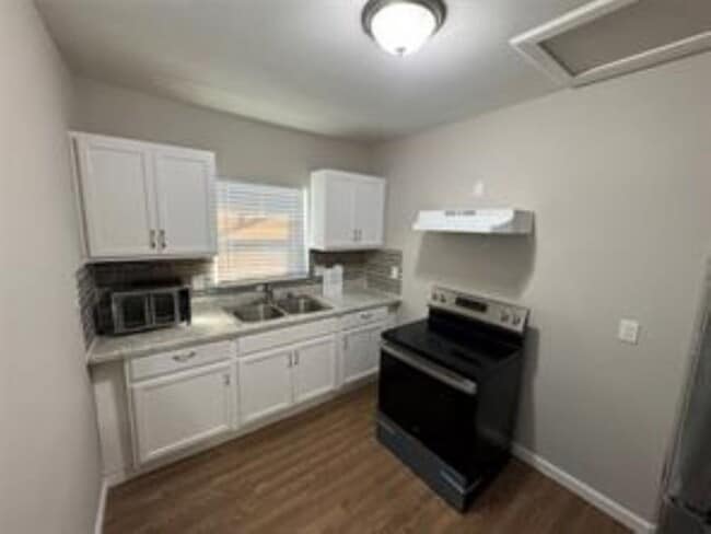 Photo - 3231 Holman St